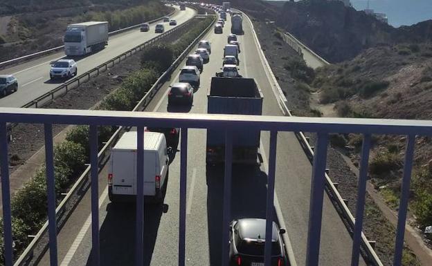 Dos accidentes y el corte de El Cañarete desatanel caos en la A7 entreel Poniente y la capital