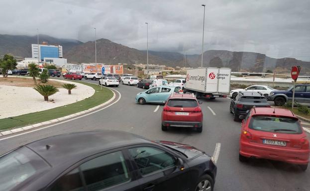 Un accidente por alcance entre tres vehículos desata el caos en la A7 y sus accesos