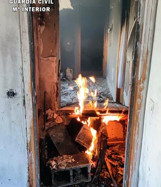 Dos heridos, uno de ellos evacuado al hospital, tras un incendio en una vivienda 'okupada' en Roquetas