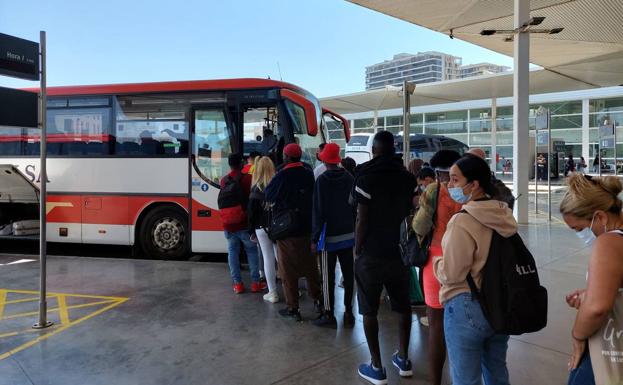 Horas de espera y retrasos en el transporte público agravan los problemas de El Cañarete