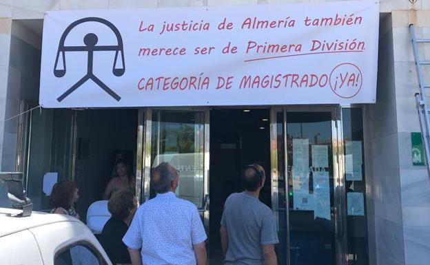 Pancarta de protesta a las puertas de los juzgados de Roquetas. 