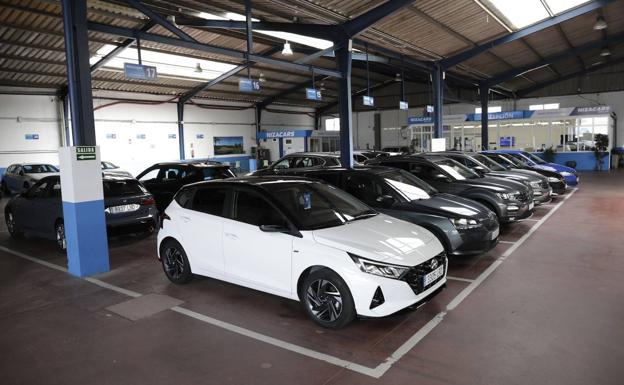 La falta de vehículos nuevos amenaza el negocio de coches de alquiler este verano