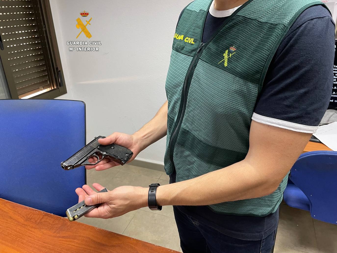 Detenido tras amenazar a punta de revólver a la propietaria de su vivienda en Roquetas