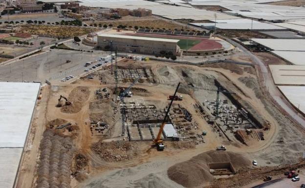 Amat asegura que las obras del hospital se ejecutan dentro de los plazos previstos