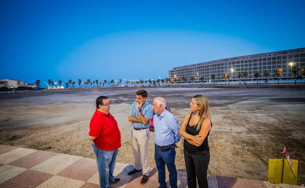 El Ayuntamiento habilitará un solar como aparcamientos provisionales en Playa Serena