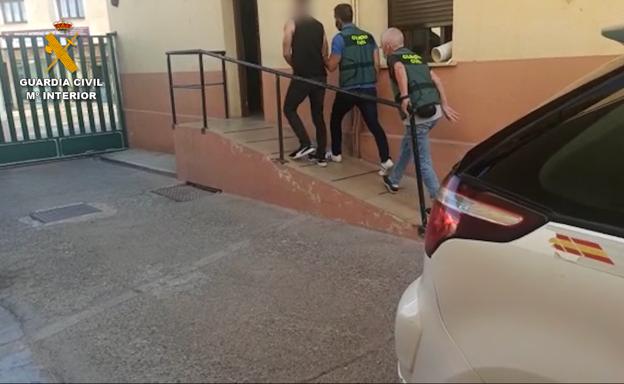 Detienen en Roquetas de Mar a un prófugo albanés reclamado por incitar a la comisión de atentados