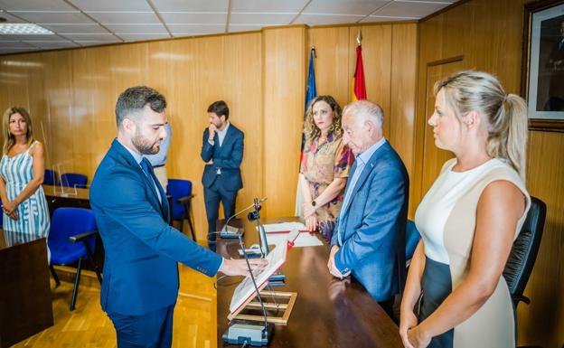 Juan Carlos Muyor toma posesión del cargo de concejal en Roquetas de Mar