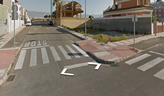 Cinco heridos, entre ellos dos menores, tras un accidente con dos turismos en Roquetas de Mar