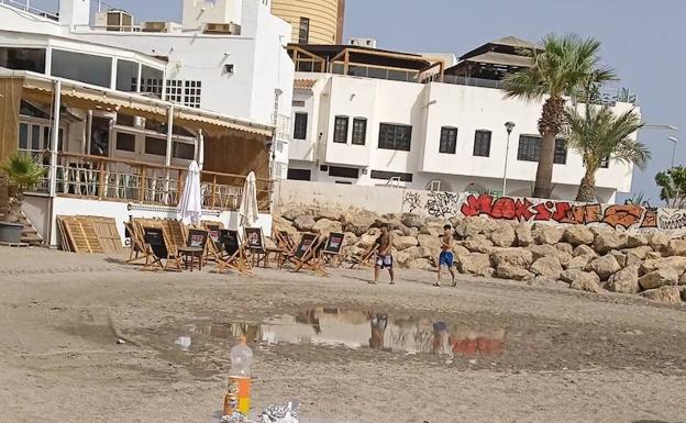 El PSOE denuncia vertidos junto a la Zona Alfa de Aguadulce, que ve en declive por la «pasividad» de Amat