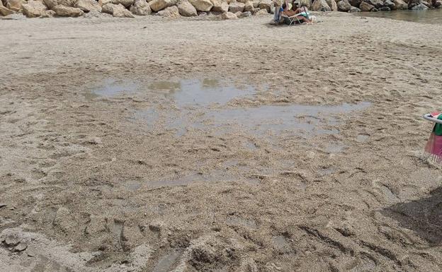 PP y PSOE se acusan mutuamente de dañar al turismo por los supuestos vertidos en Aguadulce