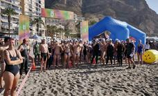 Más de 200 nadadores participan en la II Travesía a Nado 'Puerto de Aguadulce'