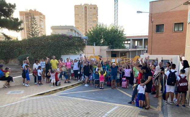 Las familias del CEIP Arco Iris se manifiestan para exigir la apertura del Aula Matinal