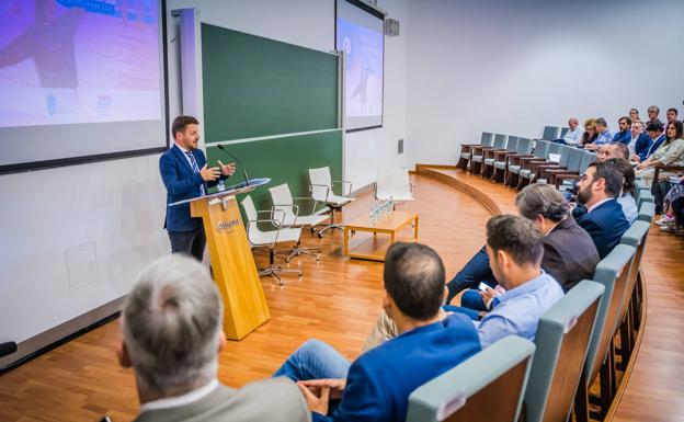 Administraciones y sector turístico debaten sobre la forma de romper la estacionalidad