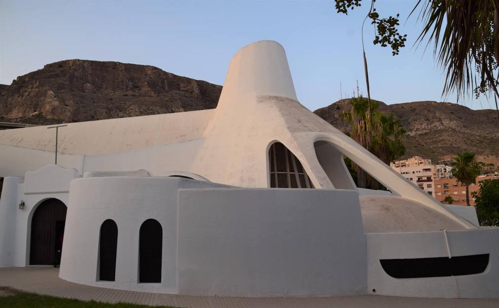 La iglesia de la Virgen del Carmen, 40 años siendo un símbolo de Aguadulce