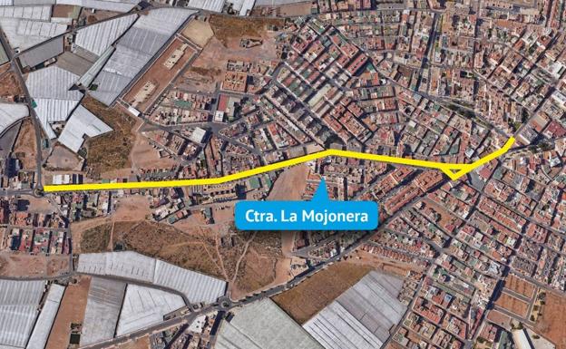 Trabajos de renovación del asfalto en el tramo de Roquetas de la carretera de La Mojonera