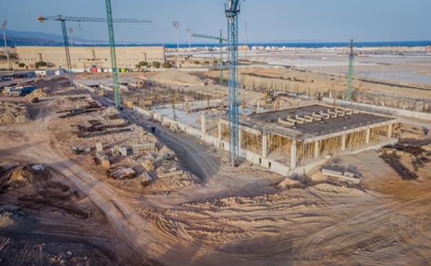 Los modificados paralizan parte de la obra del hospital de Roquetas pero la Junta asegura que estará para mayo