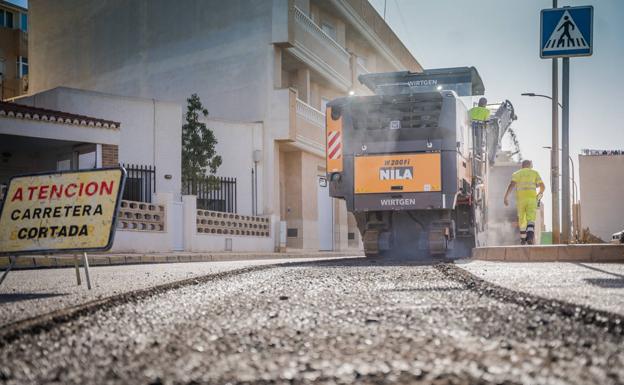 Las obras de mejora del asfaltado llegan estos días a varias calles del centro de Roquetas