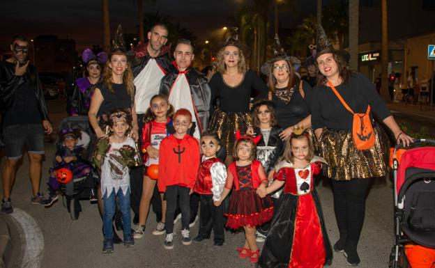 Miles de personas salen a las calles para disfrutar de las celebraciones de Halloween