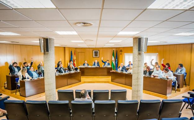 Amat saca adelante sus presupuestos con fuertes críticas de la oposición a su gestión