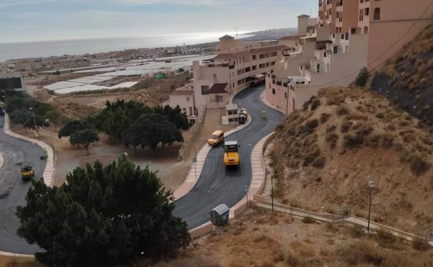 Críticas vecinales por el aplazamiento del asfaltado de varias calles de Las Colinas