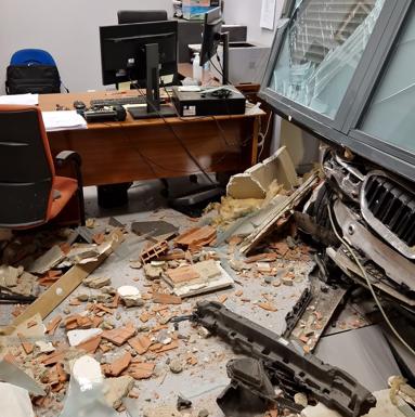 Un coche se estampa contra los Juzgados de Roquetas e inhabilita el despacho de un secretario