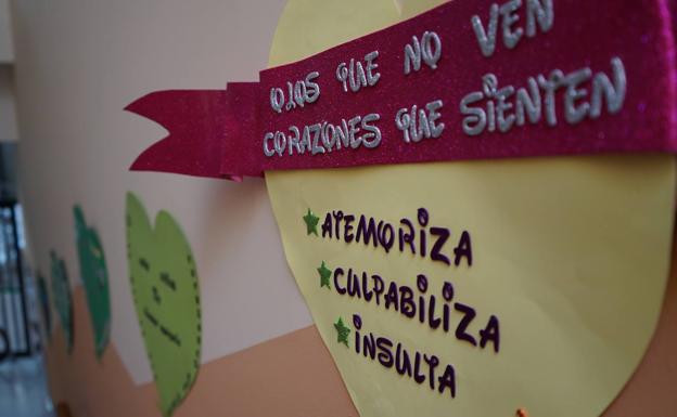El Centro Social de Las Cabañuelas se llena de corazones contra la violencia de género