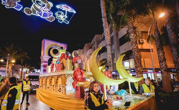 Cuatro recorridos de los Reyes Magos en Roquetas repartirán más de 8.000 kilos de caramelos