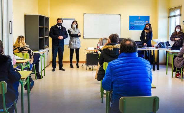 Roquetas contratará a 15 mayores de 45 años con un programa de empleo de administración