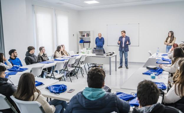 Arrancan dos cursos para formar a futuros celadores para sanidad y residencias