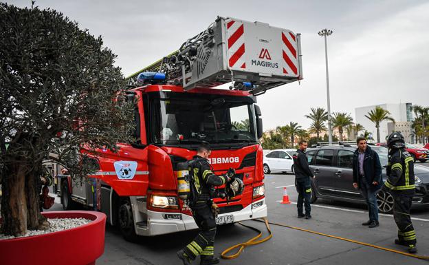 Simulacro de incendio con una persona atrapada en el centro comercial Gran Plaza