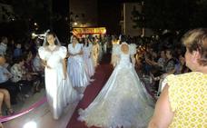 El desfile de vestidos de novia antiguos acapara todas las miradas en Cambil