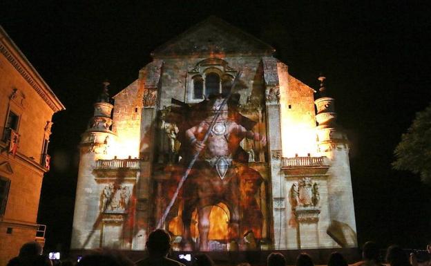 La 'magia' de la luz sobre la fachada de la Sacra Capilla de El Salvador