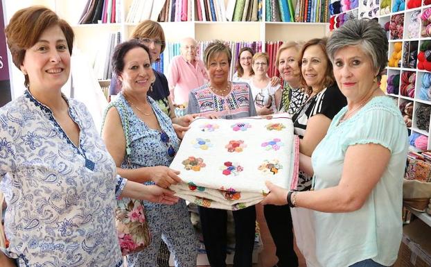 Una colcha artesanal para arropar a la Asociación Española Contra el Cáncer