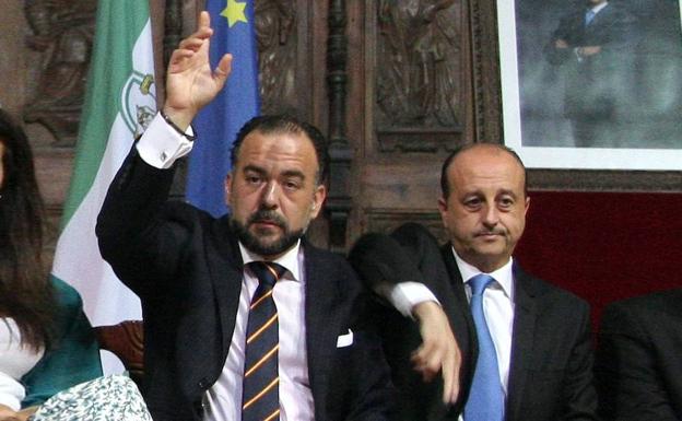 Robles retira de todas las comisiones del Ayuntamiento a los dos concejales díscolos del PP