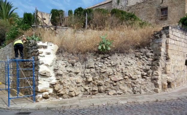 El Servicio Mantenimiento ha procedido al arreglo del muro de la barbacana de la Puerta Granada