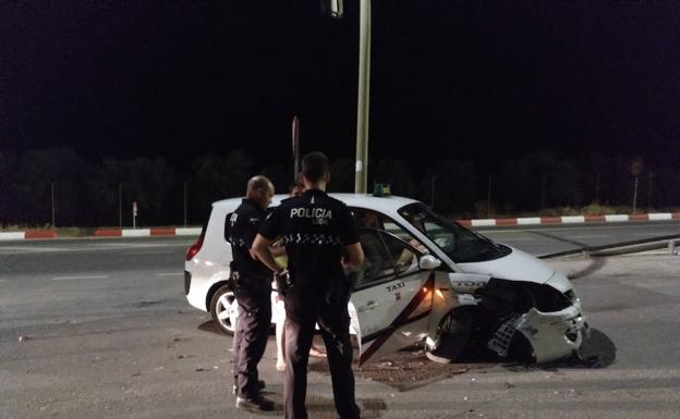 Un taxista empotra su coche contra una farola al verse amenazado con una navaja