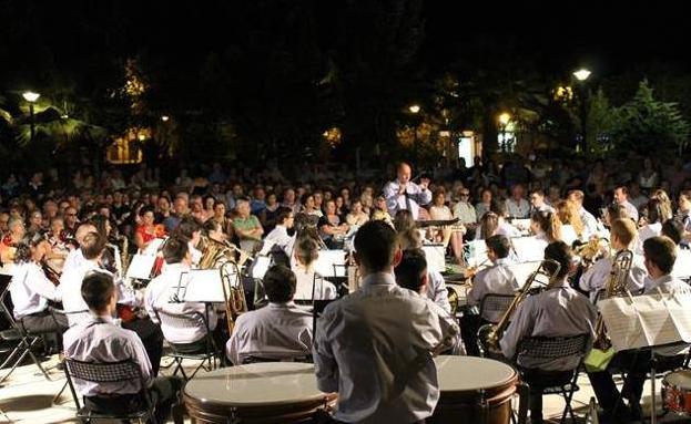 Del pasodoble a la Zarzuela en el concierto al aire libre de la Agrupación musical