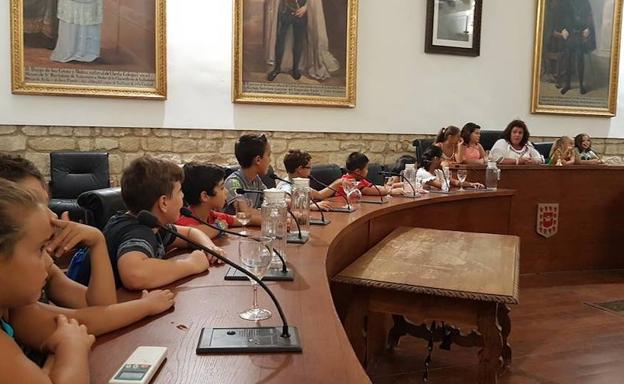 Alumnos de la Escuela de Verano en los Barrios visitaron el Ayuntamiento