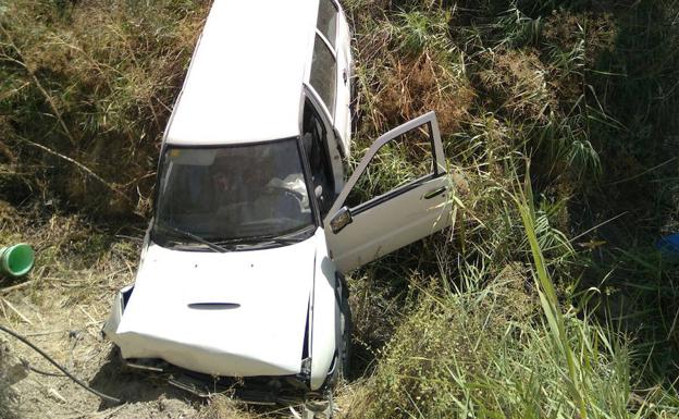 Fallece una mujer tras caer su vehículo por un barranco en Úbeda