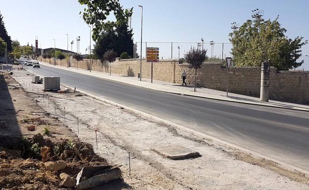 Unión con acerado de la calle Cronista Juan de la Torre y la avenida de Cristo Rey