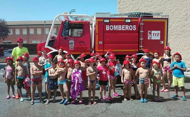 Los alumnos de la Escuela de Verano en los Barrios visitaron el parque de Bomberos