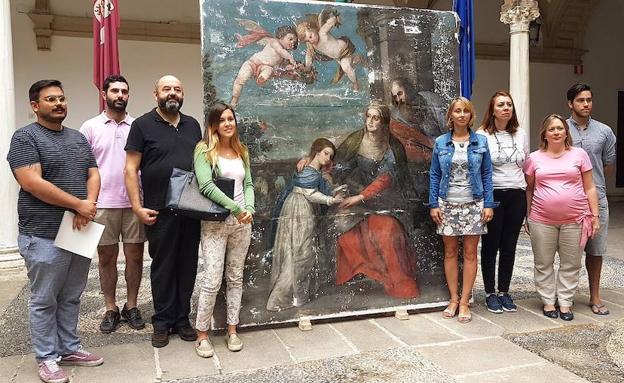 Restauración de un cuadro que estaba oculto tras las cortinas del auditorio del Hospital de Santiago