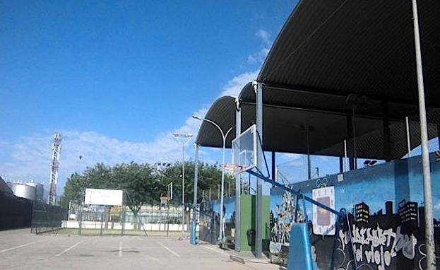 Una cubierta más para las pistas de pádel que hay junto al polideportivo