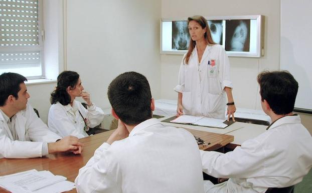 56 médicos en formación en los centros de salud y hospitales del Área Sanitaria Norte