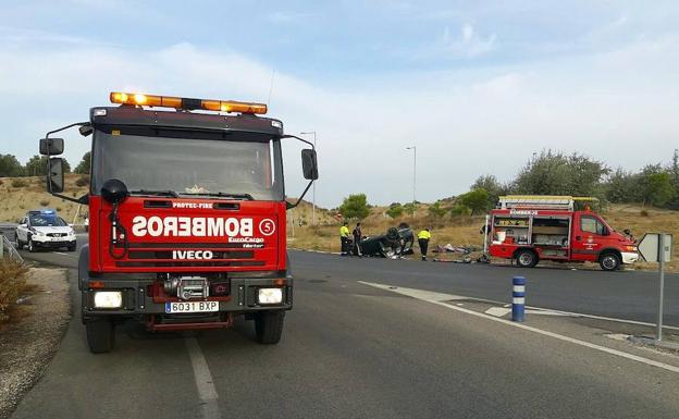 Fallece un hombre y una mujer resulta herida al volcar un vehículo en la autovía entre Úbeda y Baeza