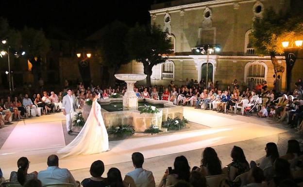 Moda nupcial paseándose por la monumental plaza de San Pedro