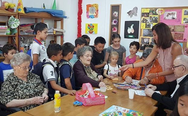 Encuentro intergeneracional dentro de las actividades de la Escuela de Verano en los Barrios