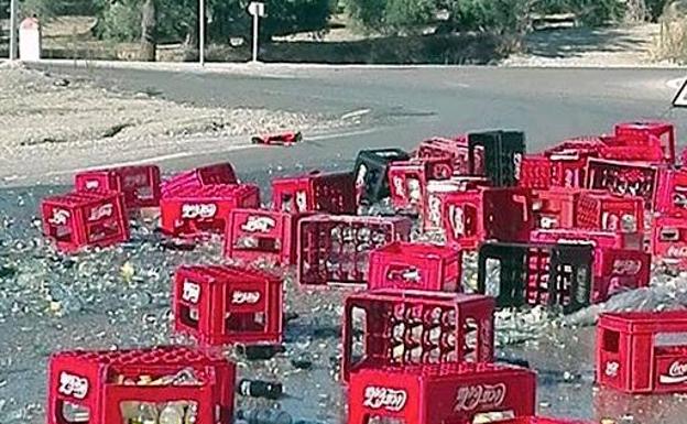 Un camión pierde parte de su carga en un punto de la antigua carretera de Úbeda a Torreperogil