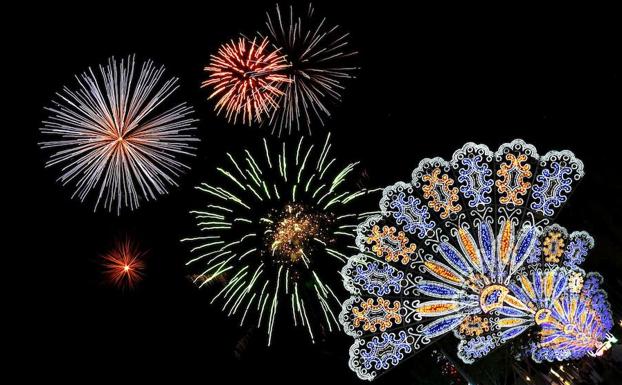 Fuegos artificiales para despedir la feria