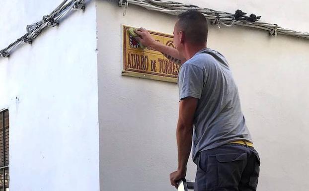 Renovación de un centenar de placas identificativas de calles en el casco histórico